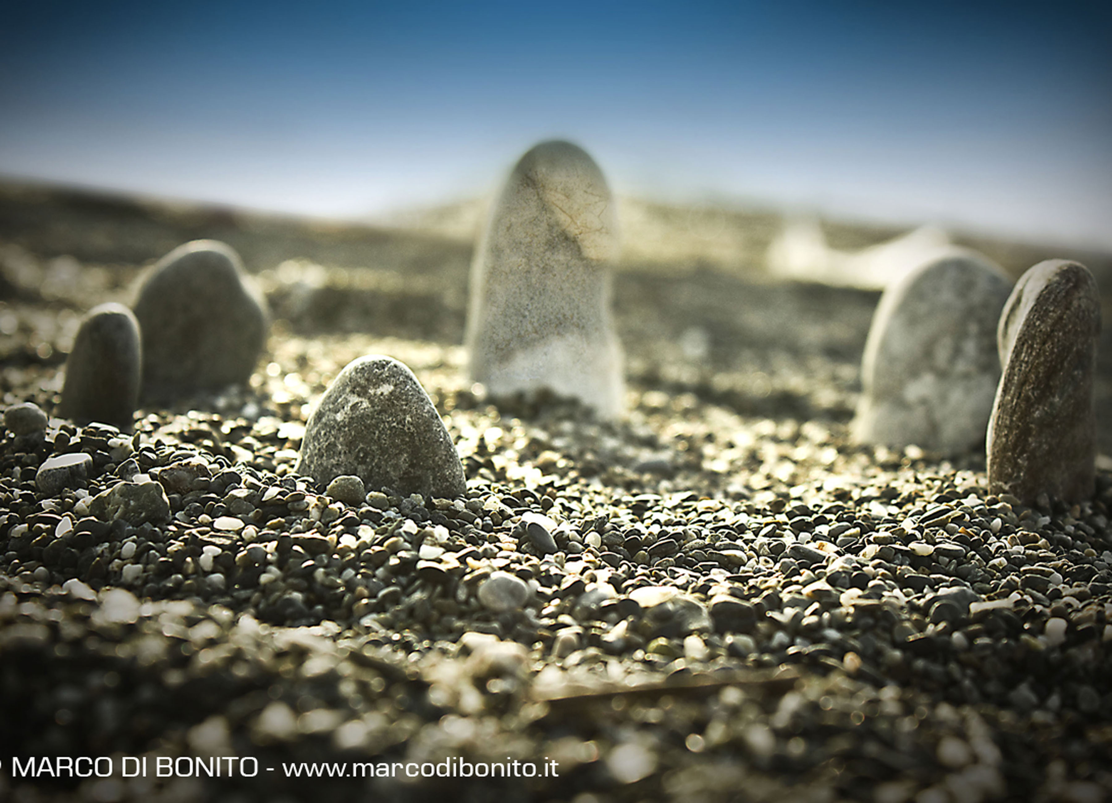 Una Stonehenge sulla spiaggia